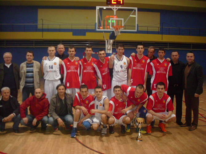 Zajednička fotografija nakon uručenja šampionskog pehara