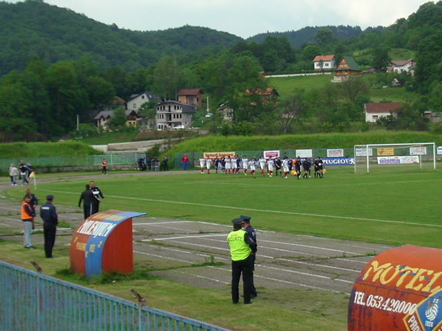 Zaraslo busenje ispred kućica za rezervne igrače