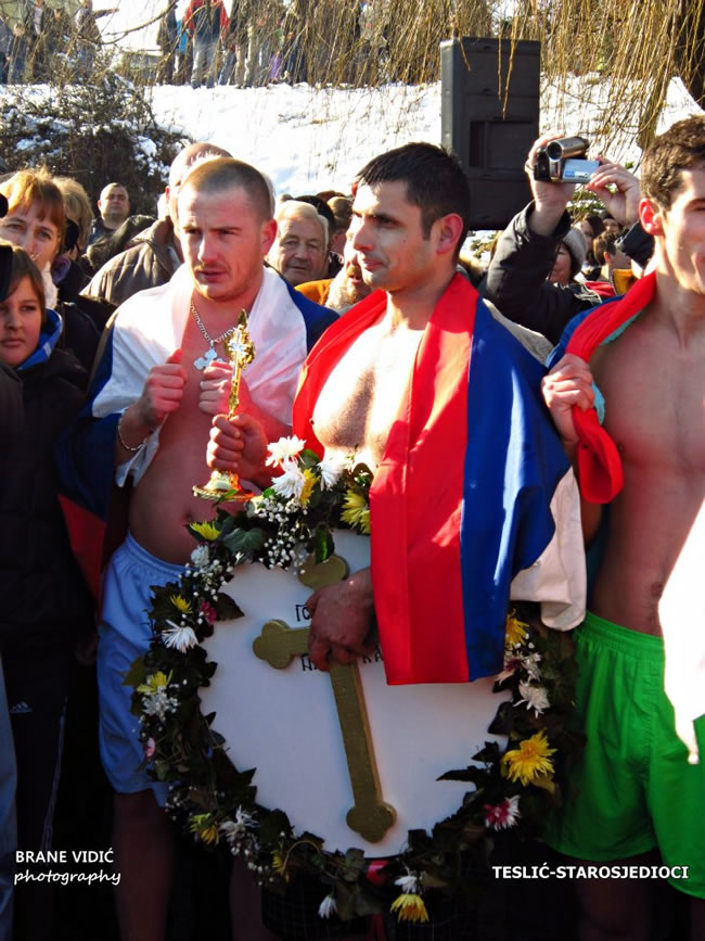 Živko Bubić prvi doplivao do Bogojavljenskog Časnog krsta