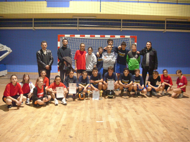 Pobjedničke ekipe takmičenja sa upravom škole i nastavnikom