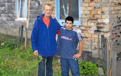 Tvrdi da pije kolu i kiselu vodu... Izet Jusufović sa posinkom Dejanom Lozančićim ispred kuće 