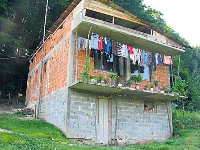 KROV PROKIŠNJAVA, NEMA KUPATILA... Kuća Stankovića